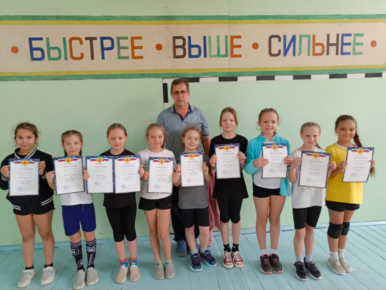 Турнир по пионерболу среди девочек 2-х классов.